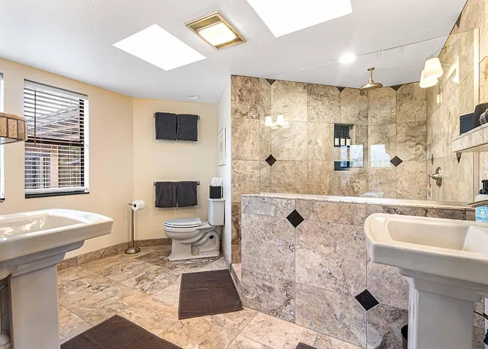 Holiday home Prime Location With Saltwater Pool And Hot Tub! *