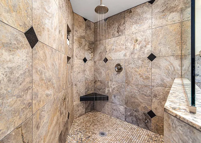 Prime Location With Saltwater Pool And Hot Tub!