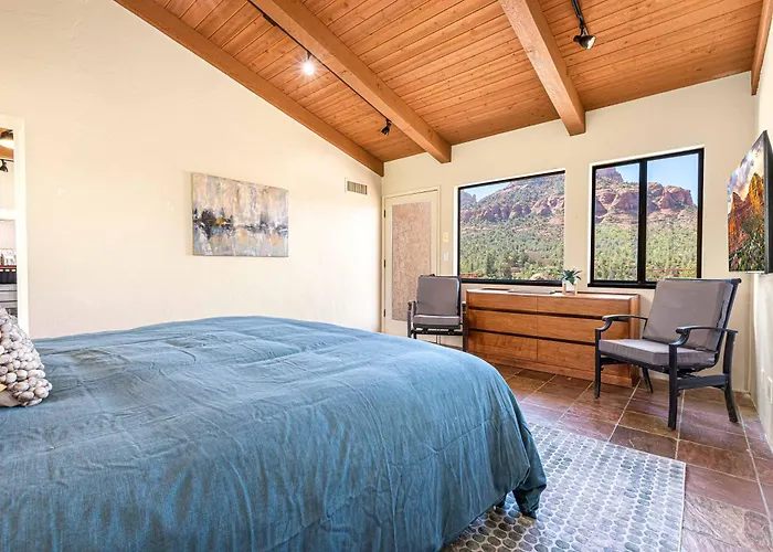Prime Location With Saltwater Pool And Hot Tub!