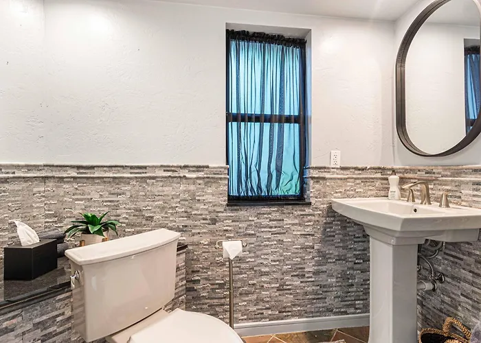 Holiday home Prime Location With Saltwater Pool And Hot Tub! *